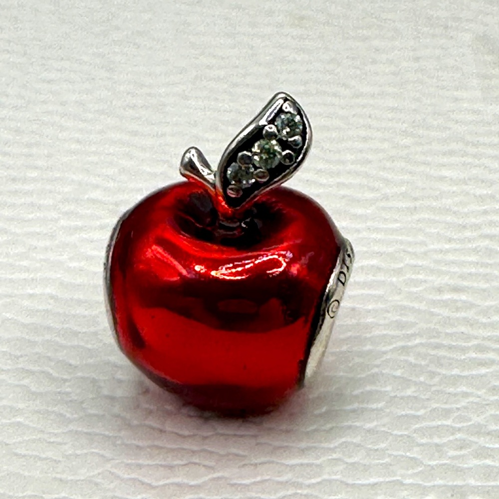 Pandora Disney “Snow White’s Poisin Apple! New!!! Never Used!